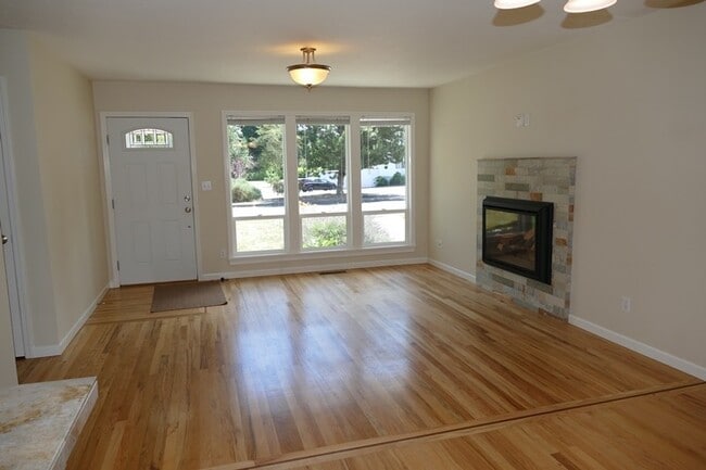 Building Photo - SE Garrett Dr - Milwaukie 3 bedroom with hardwood floors