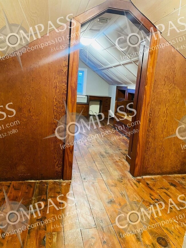 Building Photo - 711 Knapp St NE