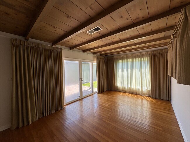 Building Photo - LOVELY 4BD 1,5BA HOME W/Large Backyard