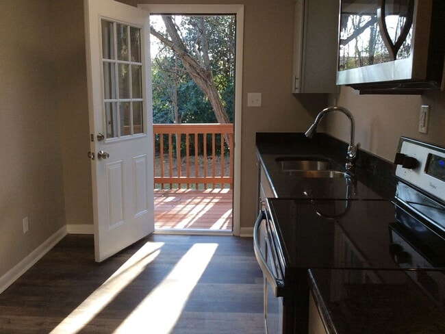 Building Photo - Charming 2Bed/1Bath Triplex in North Raleigh!