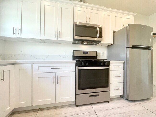 Building Photo - ***1 Bed 1 Bath apartment in the most desi...