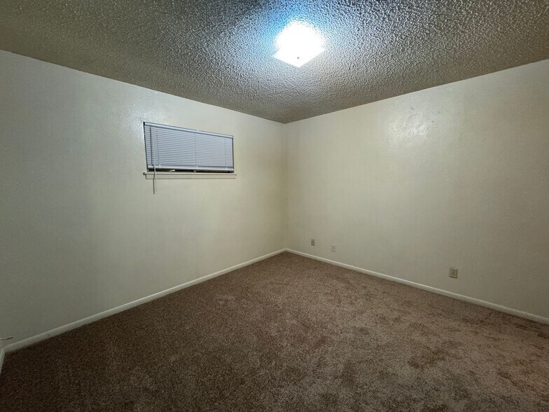 Building Photo - 808 Safady Ave