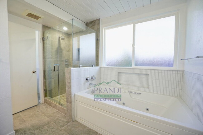 Building Photo - 955 Las Ovejas Ave