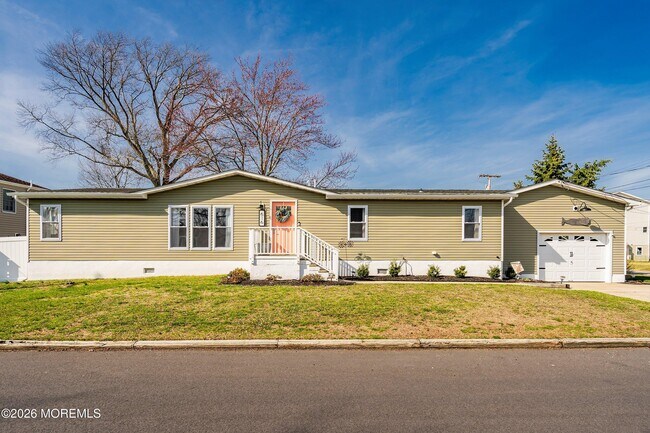 Building Photo - 616 Newport Ave