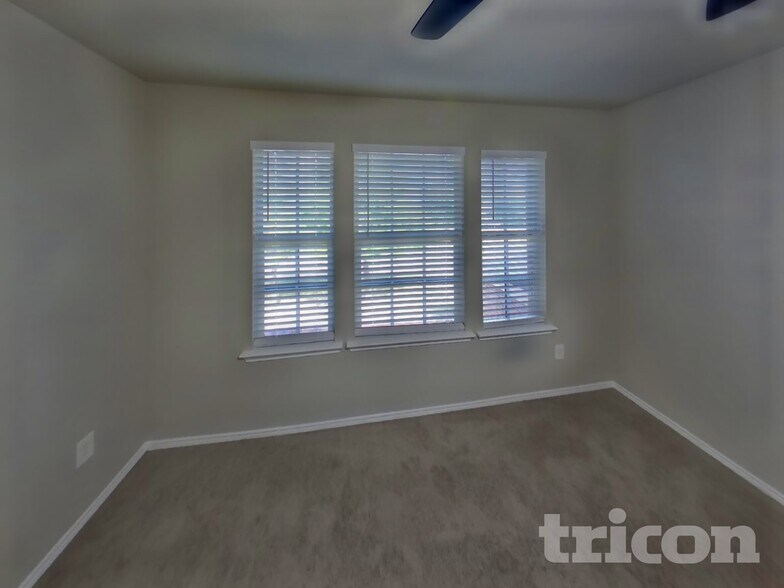 Building Photo - 909 Zoe St