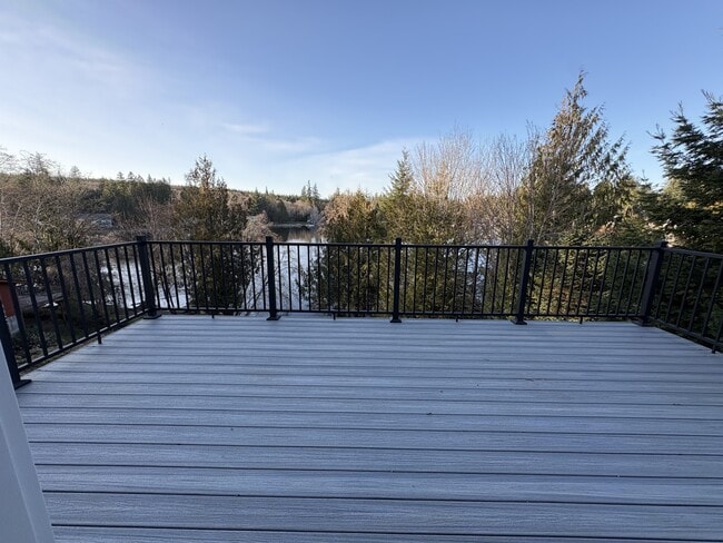 Building Photo - 1690 SE Crescent Dr