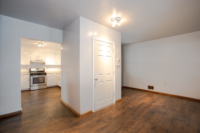 Building Photo - 2712 Sarah St