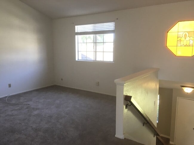 Building Photo - East Ventura - Three bedroom Townhome in R...