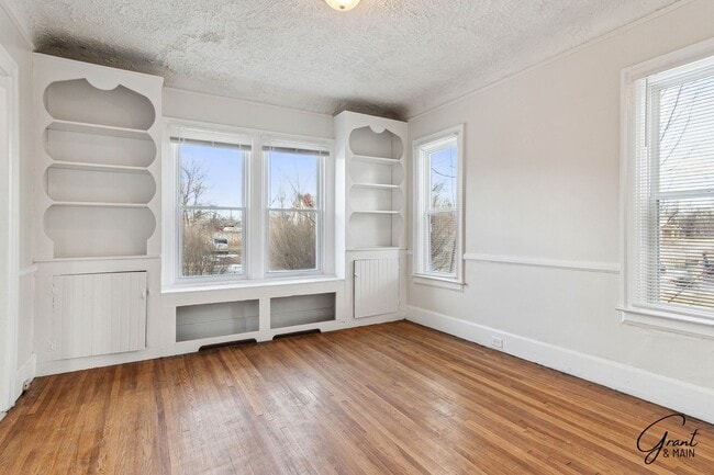Building Photo - Stunning 3 Bedroom 1 Bath Colonial - Detroit