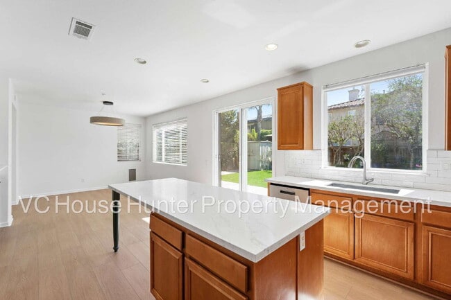 Building Photo - 4 Bedroom 2.5 Bath in Oxnard