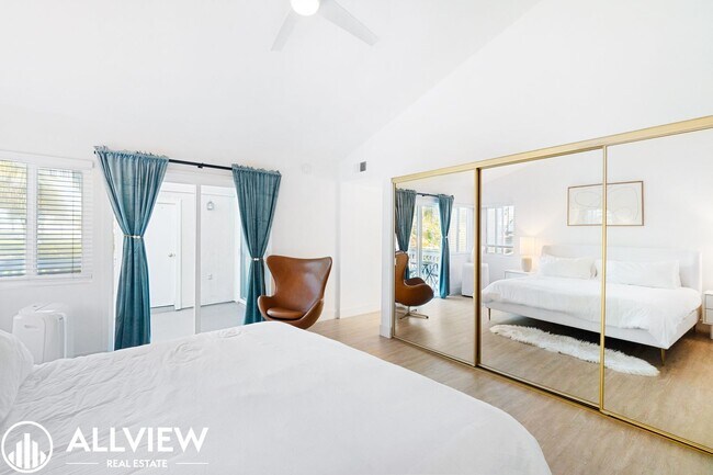 Building Photo - OCEAN VIEWS AND UPGRADED 2 BED/ 2 BATH UPP...