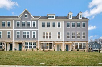 Building Photo - Close to everything!  Skyline at Embrey Mi...