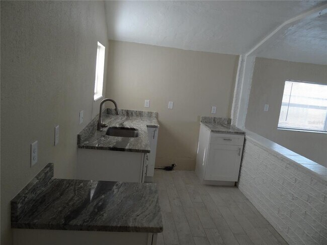 Building Photo - 13360 Boca Ciega Ave
