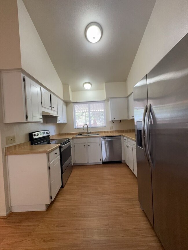 Building Photo - Very Nice 3 bedroom 2 bath with 2 car garage.