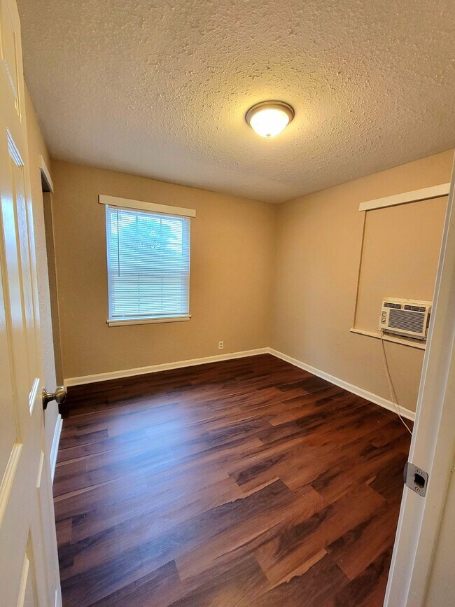 Building Photo - Section 8 Approved! 1 bedroom 1 bathroom w...