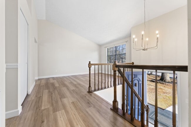 Building Photo - TOTALLY UPDATED 3 BEDROOM HOUSE IN WEST KN...