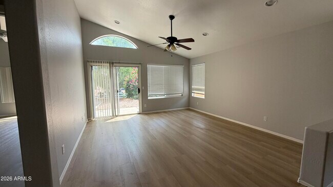 Building Photo - 213 S Crosscreek Dr
