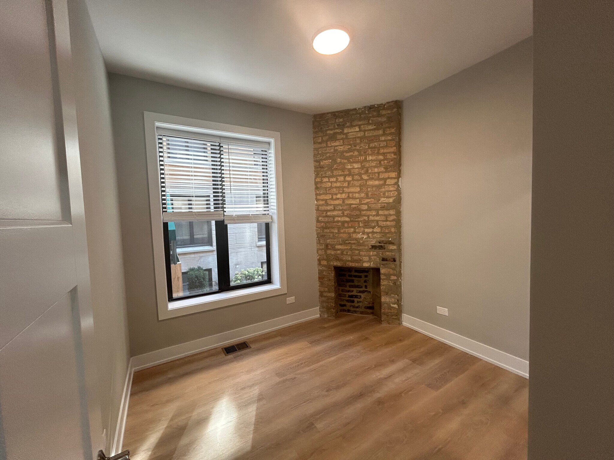 Building Photo - 428 W Belden Ave