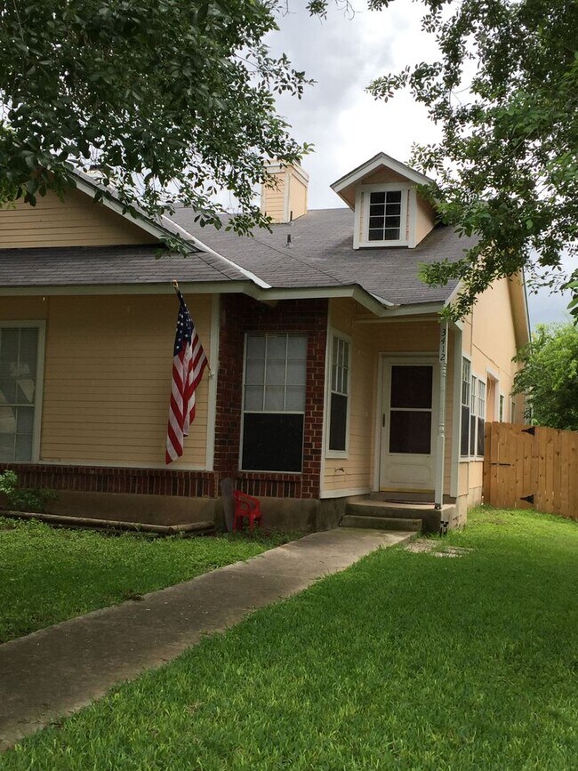 Building Photo - COMING SOON! Stoneridge Duplex Well-Maintained 3 Bedroom