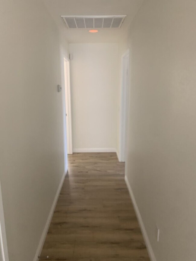 Building Photo - 10958 Clover Cir