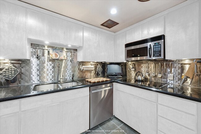 Building Photo - 2701 Westheimer Rd