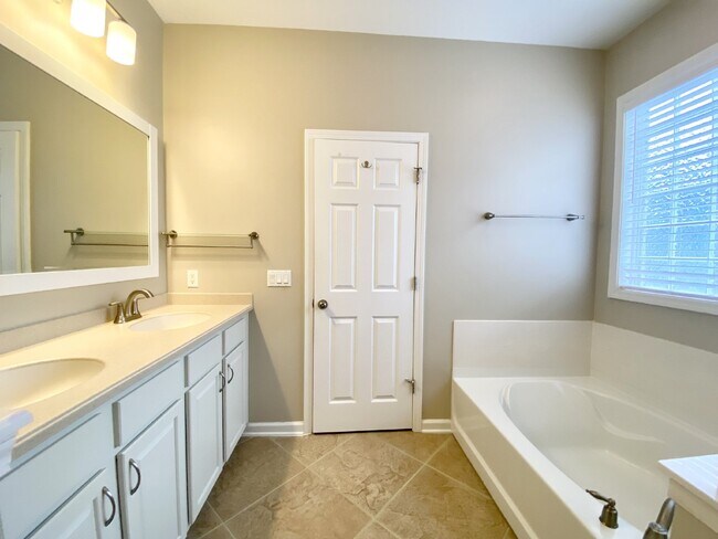 Building Photo - Rent Ready, Four Bedroom Home in Parkside ...