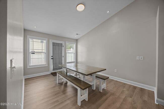 Building Photo - 218 Kestrel Ct