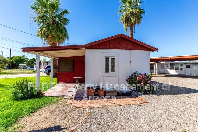 Building Photo - 912 E Montebello Ave