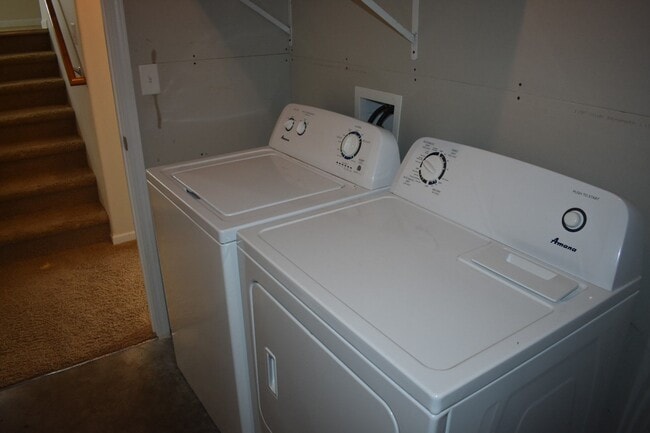 Building Photo - 907 30th Ave W