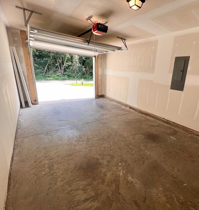 Building Photo - Gorgeous 3 bedroom, 2 1/2 bathroom two-story home in Winston Salem