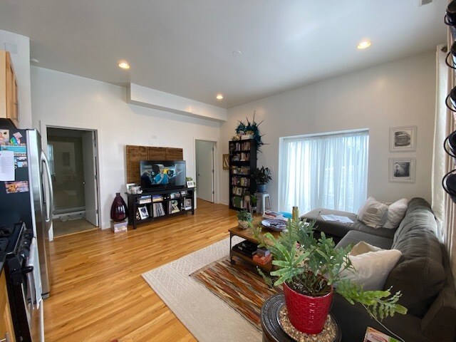 Building Photo - 2120 W Washington Blvd