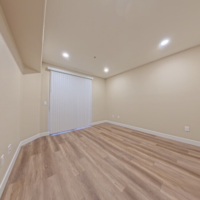Building Photo - Resort-Style Living Year-Round Updated 1-Bed, 1-Bath Condo!
