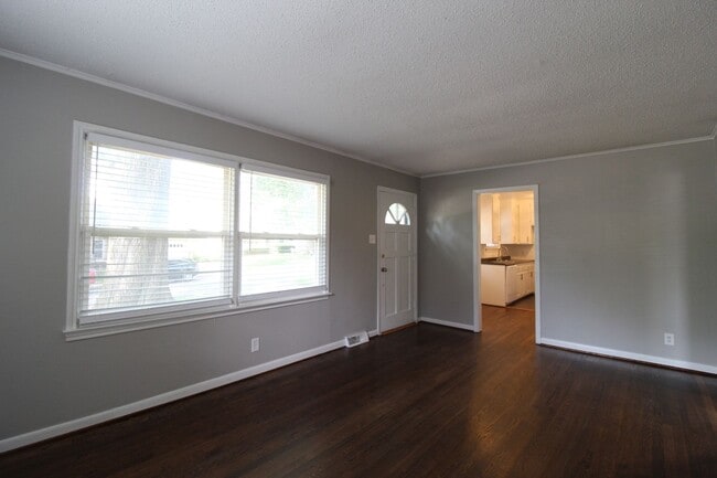 Building Photo - July 2025 FREE On This 2 Bedroom 1 Bath Ho...