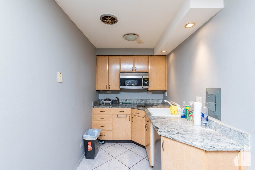 Building Photo - 3825 N Pine Grove Ave