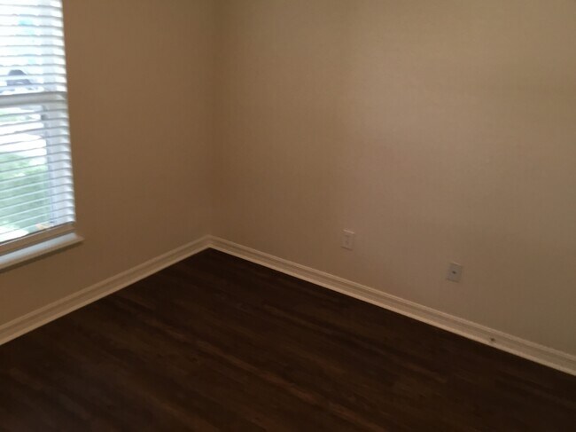 Building Photo - 914 Stallion Way