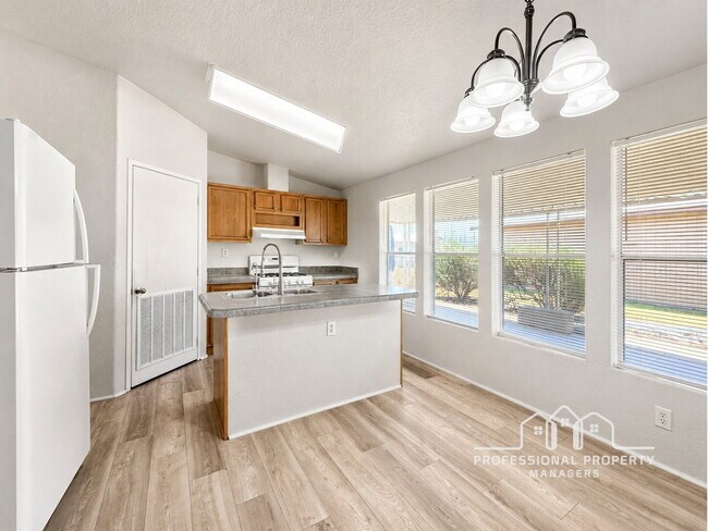 Building Photo - 3-bedroom, 2-bathroom home in West Wellton