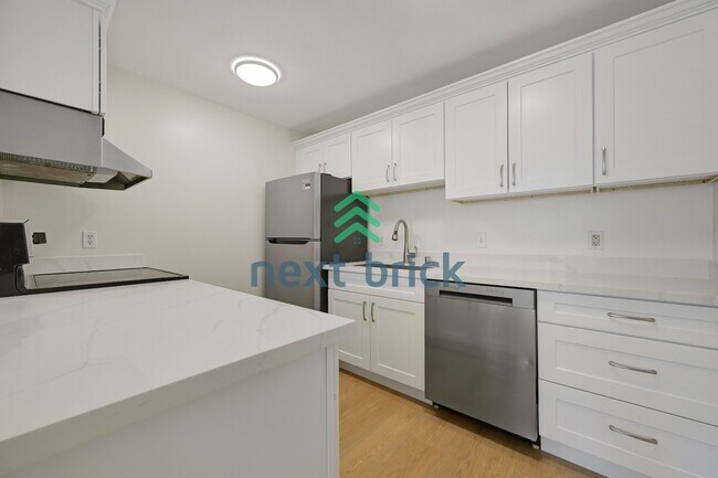Building Photo - 2 Bed and 2 Bath Exceptional Condo with Water View is Available for Rent!