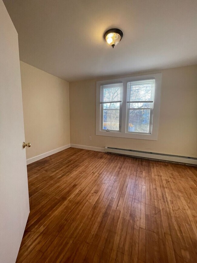 Building Photo - 45 1/2 Willow St