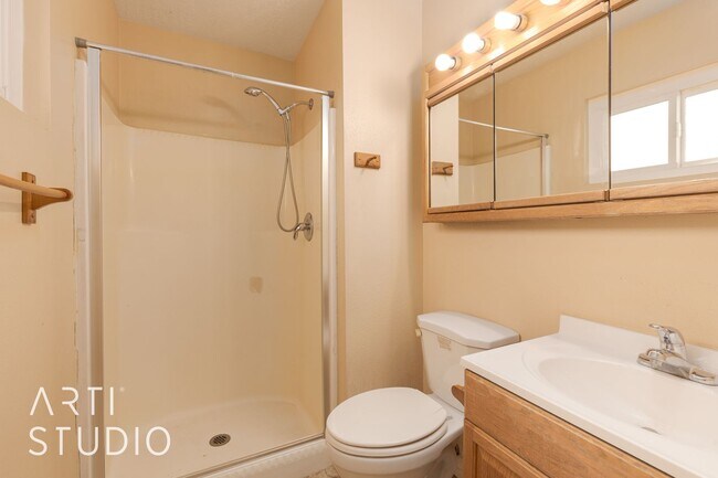 Building Photo - Spacious 4 Bedroom, 3 Bathroom Home for Rent