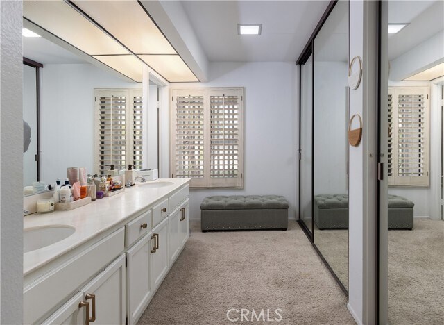 Building Photo - 9 Flores