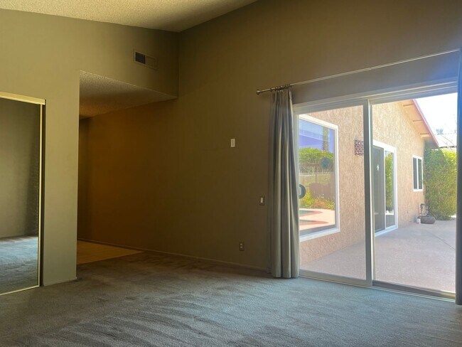 Building Photo - AVAILABLE NOW! 3 Bedroom 2 Bathroom POOL H...