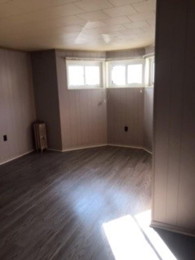 Building Photo - 3 bedroom 1 bathroom