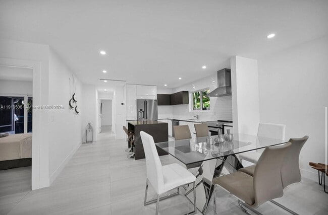 Building Photo - 1546 Van Buren St