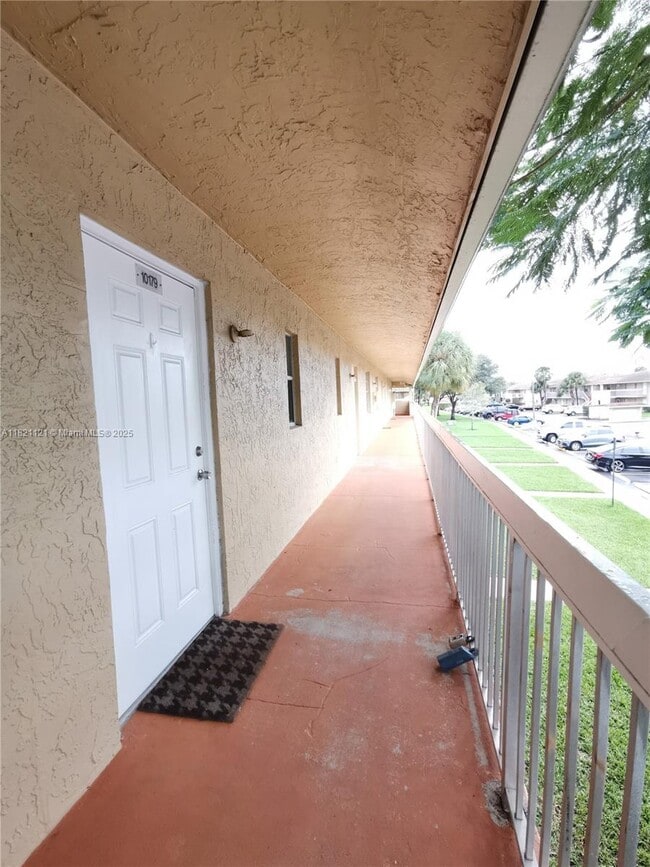 Building Photo - 10179 Twin Lakes Dr