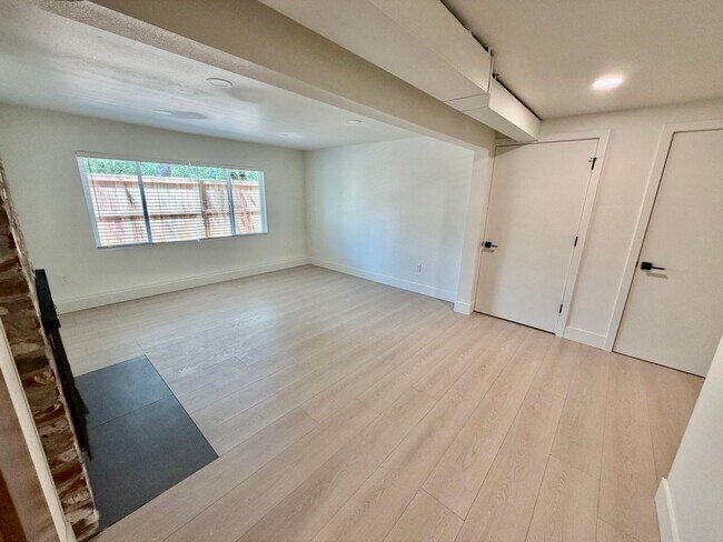 Building Photo - Freshly Remodeled 5bd/2.5bath Home w/ Daylight Basement in Heart of Multnomah Village