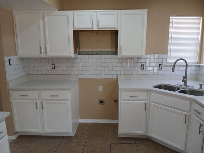 Building Photo - 4 BEDROOM 3 BATHROOM HOME! fully remodeled...