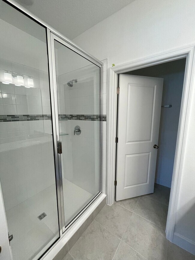 Building Photo - AVAILALBE NOW!! TOWNHOME IN HIGHLY DESIRAB...