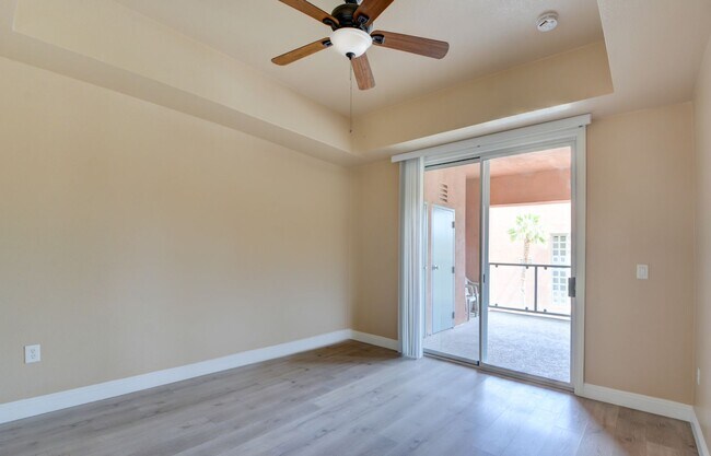 Building Photo - Park Avenue Mid Rise Condo. All HOA Amenities.