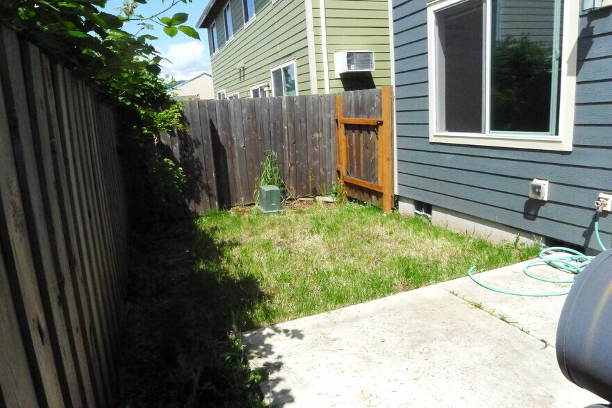 Fenced yard - 1138 R St