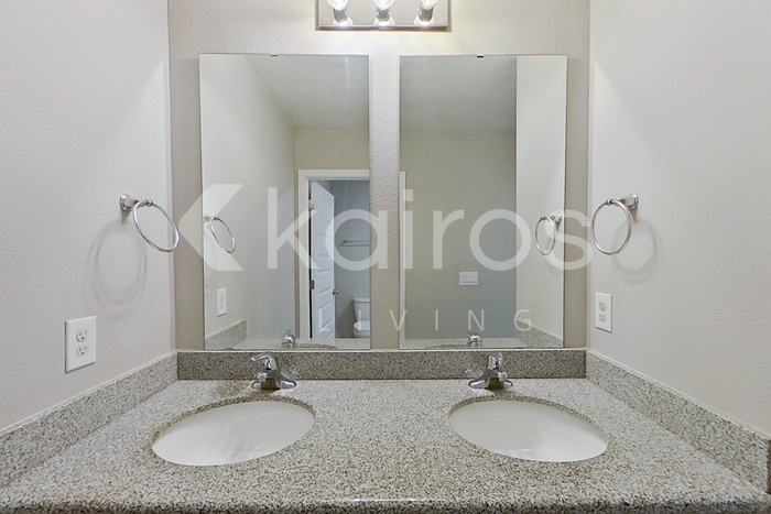 Building Photo - 273 Monarch Ln